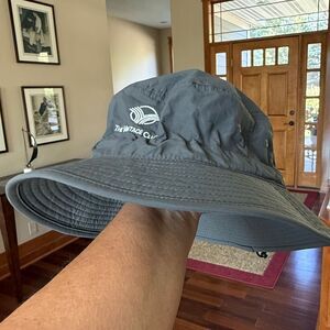 Levelwear Gray Bucket Hat in excellent pre-owned condition.
